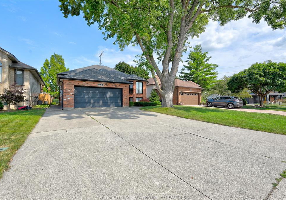 682-michael-drive-tecumseh-ontario-26018024