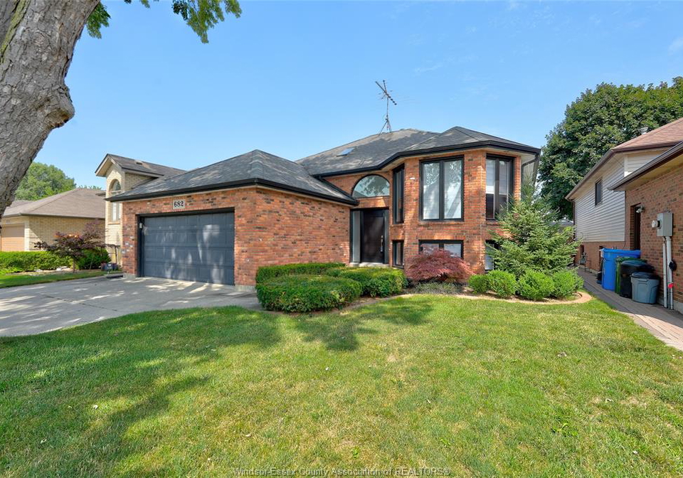 682-michael-drive-tecumseh-ontario-26018024