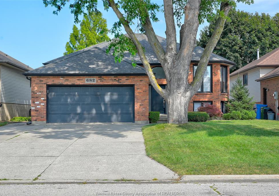 682-michael-drive-tecumseh-ontario-26018024