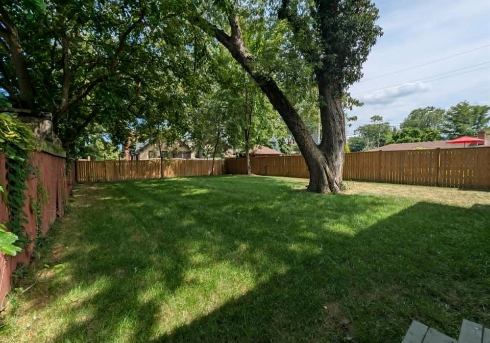 1484-victoria-avenue-windsor-ontario-26018038