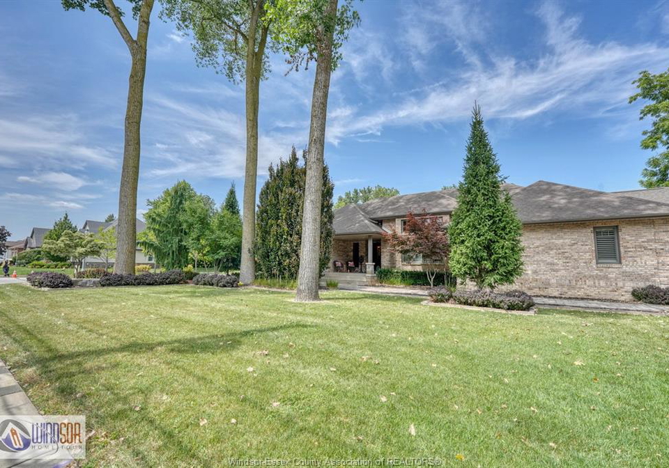 2260-normandy-lasalle-ontario-26018075
