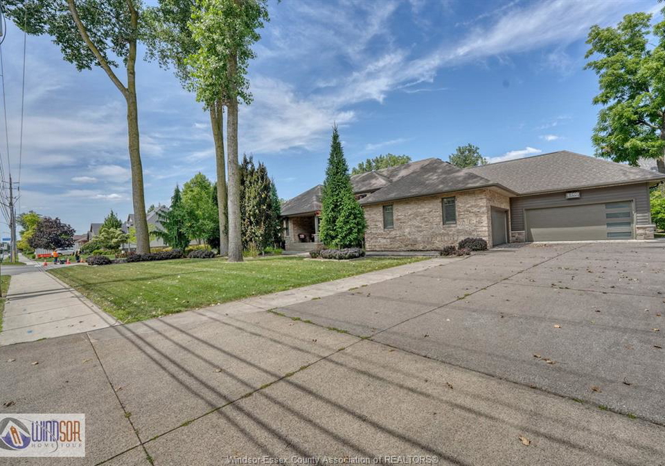 2260-normandy-lasalle-ontario-26018075