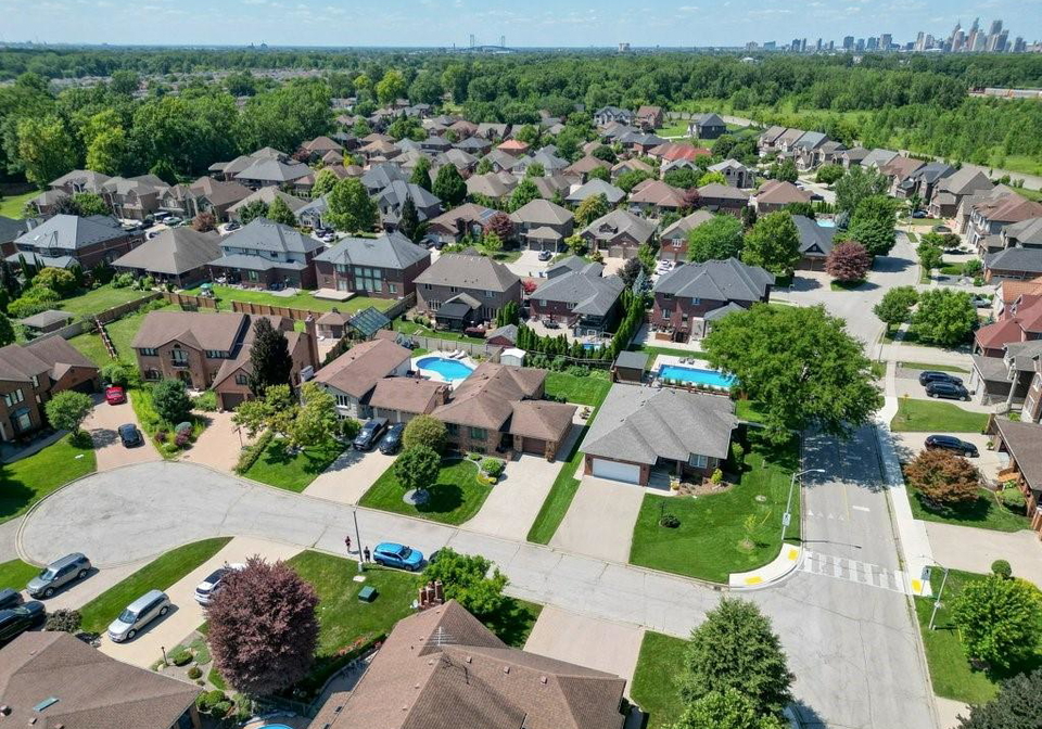 1030-dandurand-court-windsor-ontario-26018080