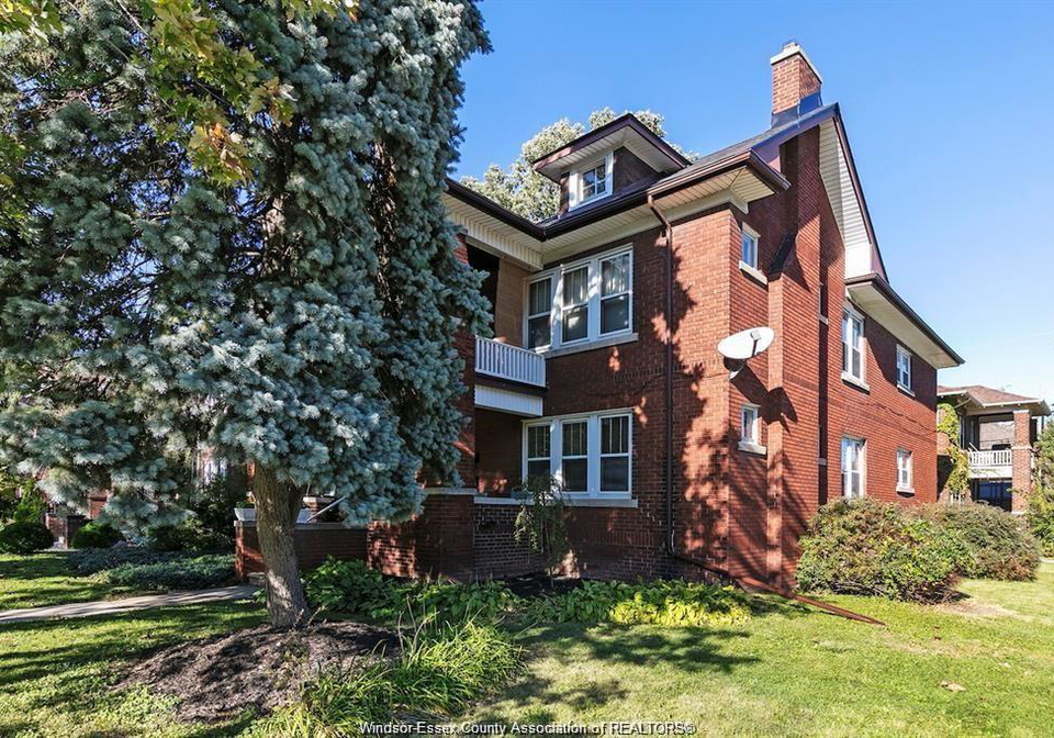 1596-victoria-windsor-ontario-26018097