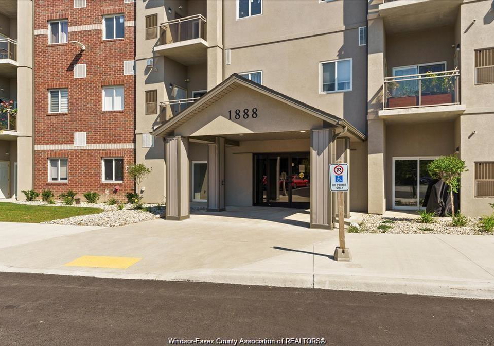1888-westview-lasalle-ontario-26018102