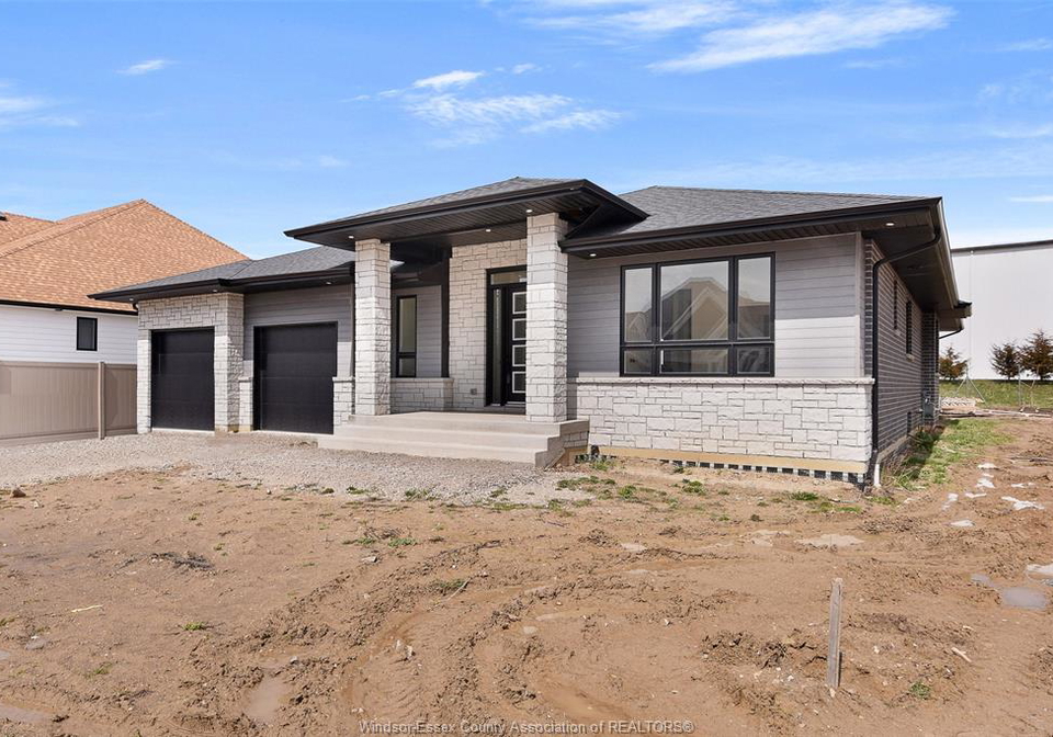 10-gregory-kingsville-ontario-26018116