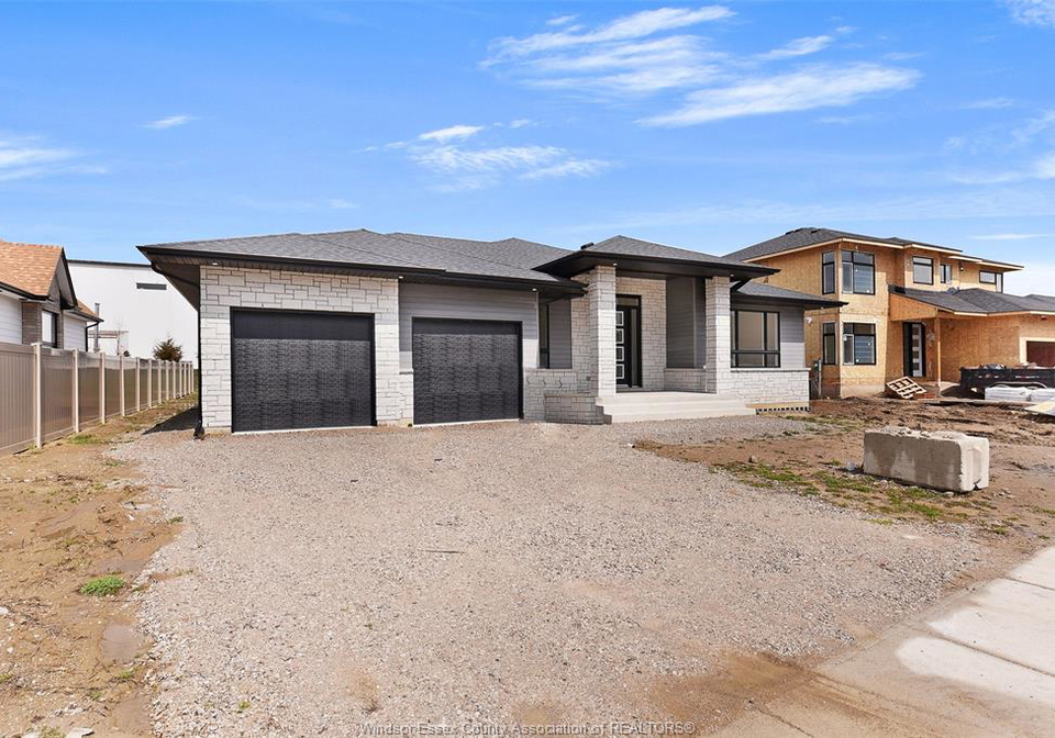 10-gregory-kingsville-ontario-26018116