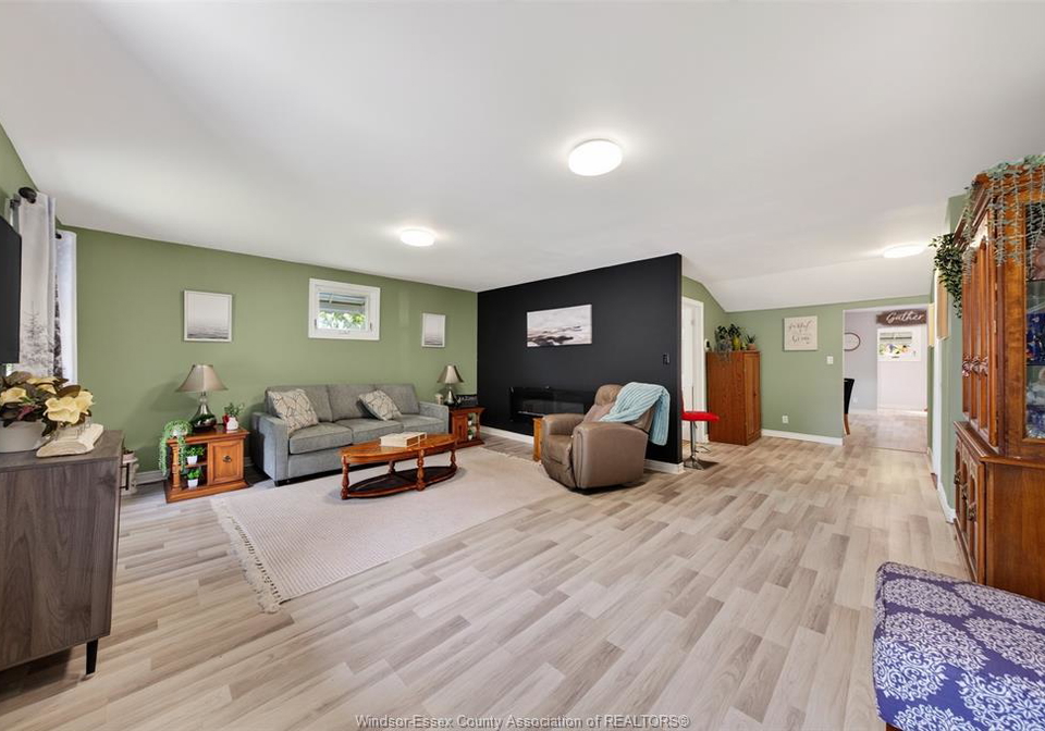 107-wilson-essex-ontario-26018152