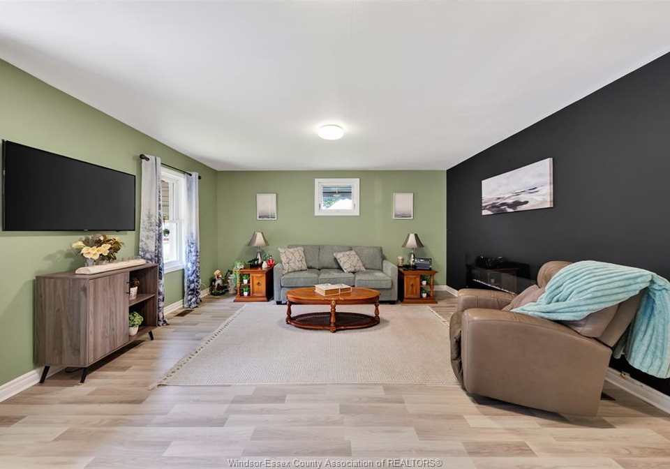 107-wilson-essex-ontario-26018152