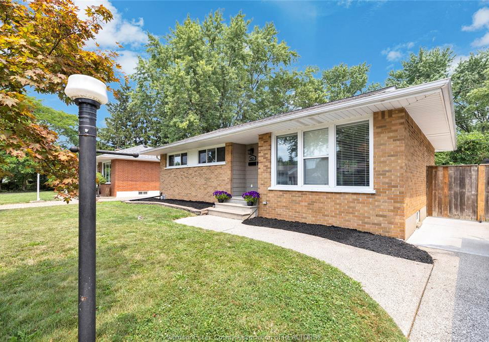 4024-longfellow-windsor-ontario-26018215