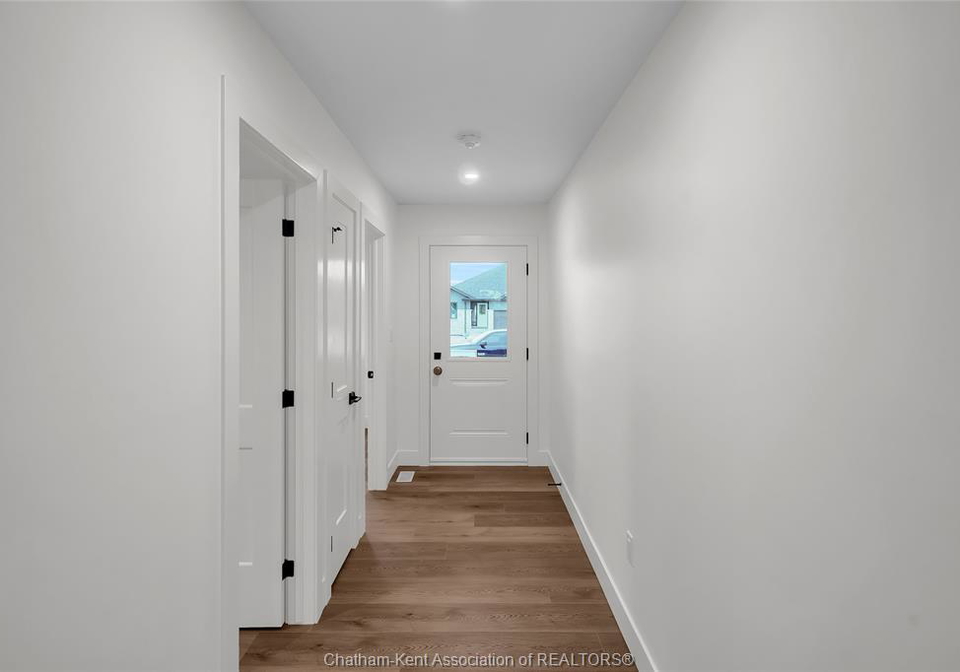 8-cornerstone-place-chatham-ontario-26018307