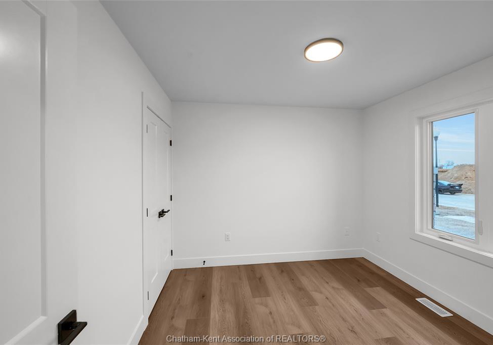 8-cornerstone-place-chatham-ontario-26018307