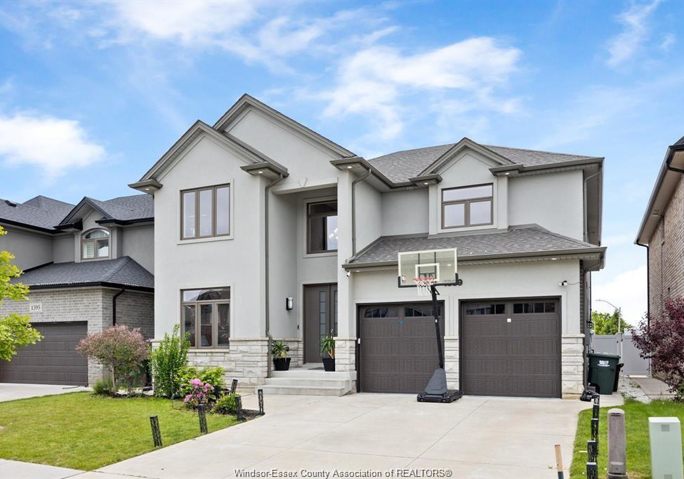 1389-helsinki-street-windsor-ontario-26018325