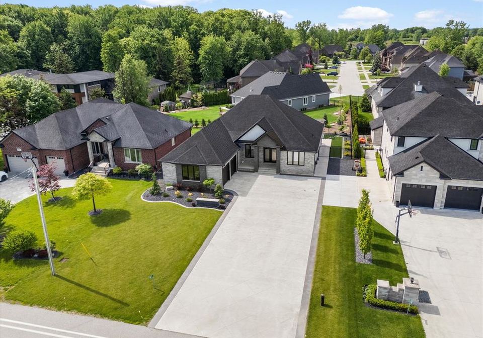 351-old-tecumseh-lakeshore-ontario-26018327