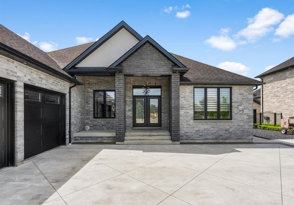 351-old-tecumseh-lakeshore-ontario-26018327