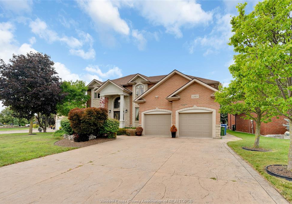 1585-stoneybrook-crescent-windsor-ontario-26018331
