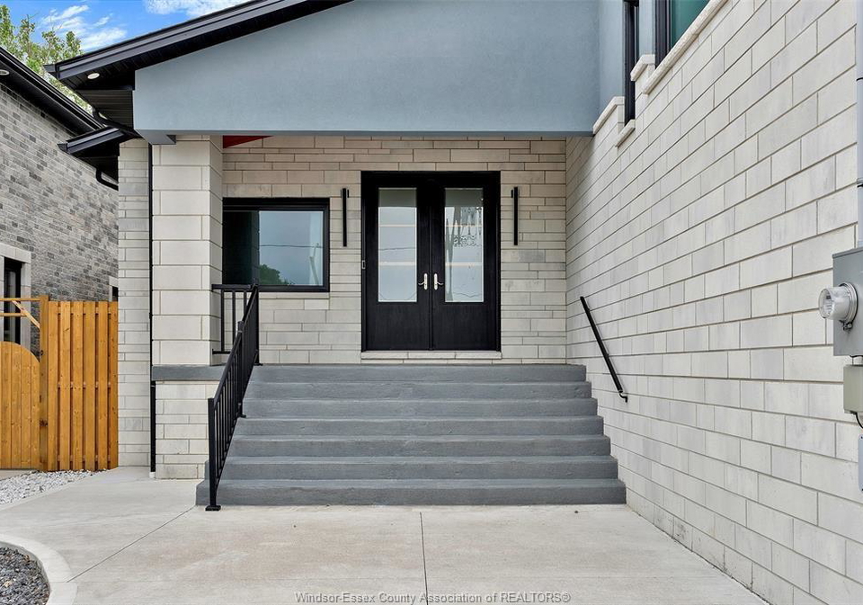 2585-kenora-street-windsor-ontario-26018370