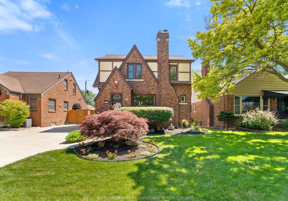 2226-gladstone-avenue-windsor-ontario-26018410