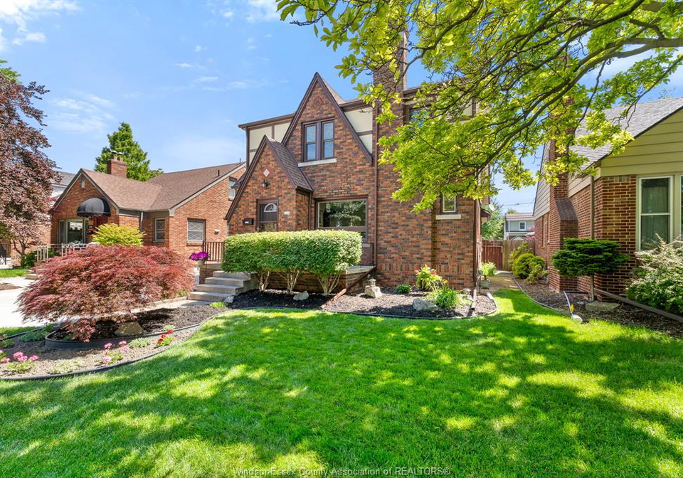 2226-gladstone-avenue-windsor-ontario-26018410