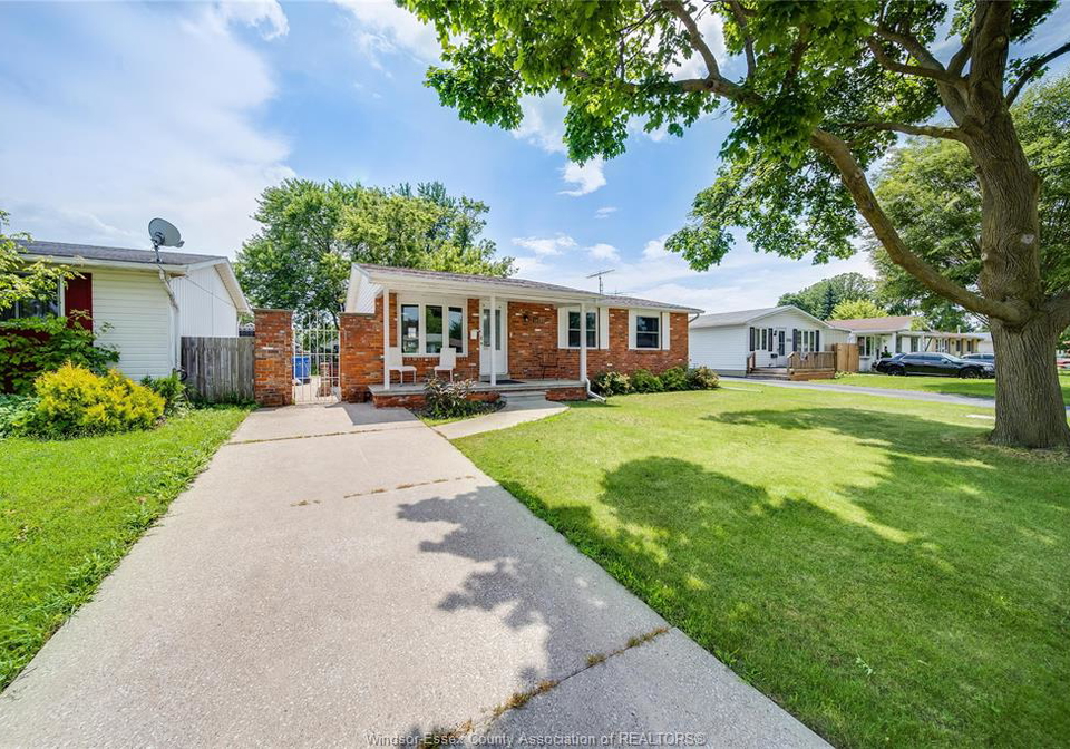 10395-caledon-court-windsor-ontario-26018413
