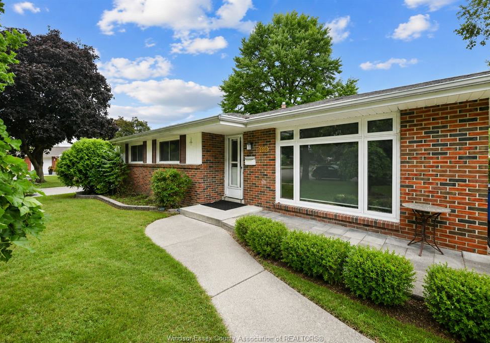 1560-villa-maria-boulevard-windsor-ontario-26018435