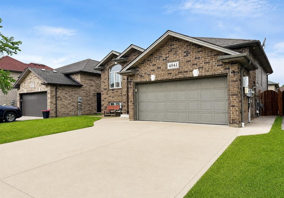 4841-periwinkle-crescent-windsor-ontario-26018586