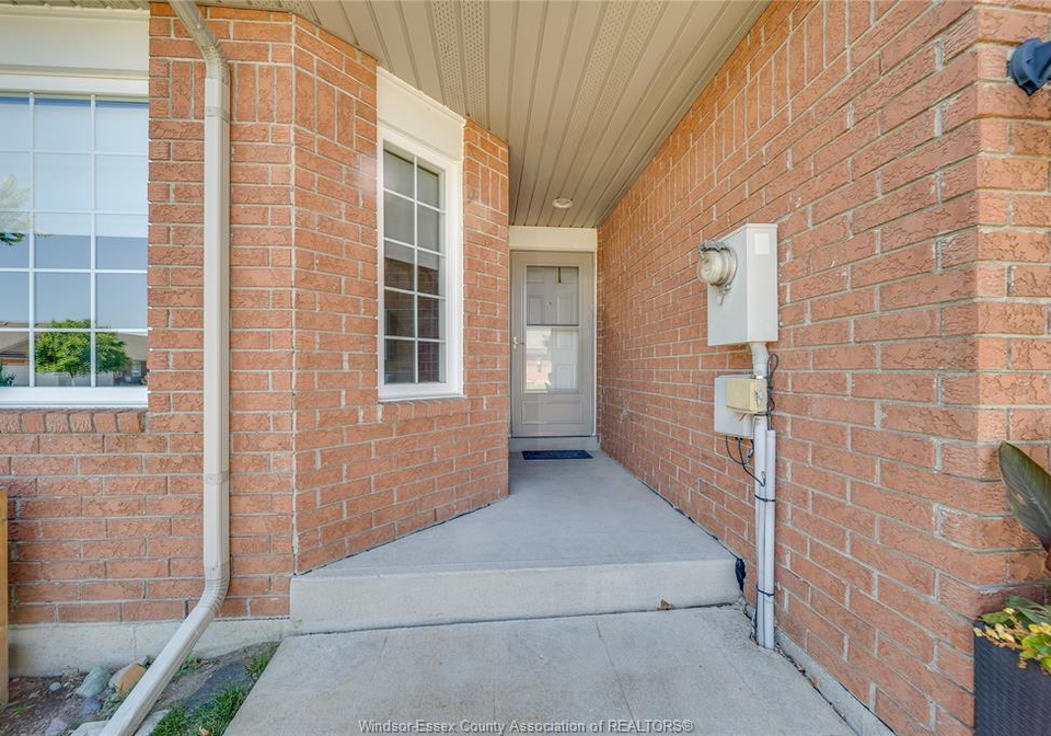 1971-luxury-avenue-windsor-ontario-26018600