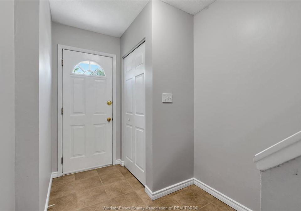 6732-roseville-garden-drive-windsor-ontario-26018632