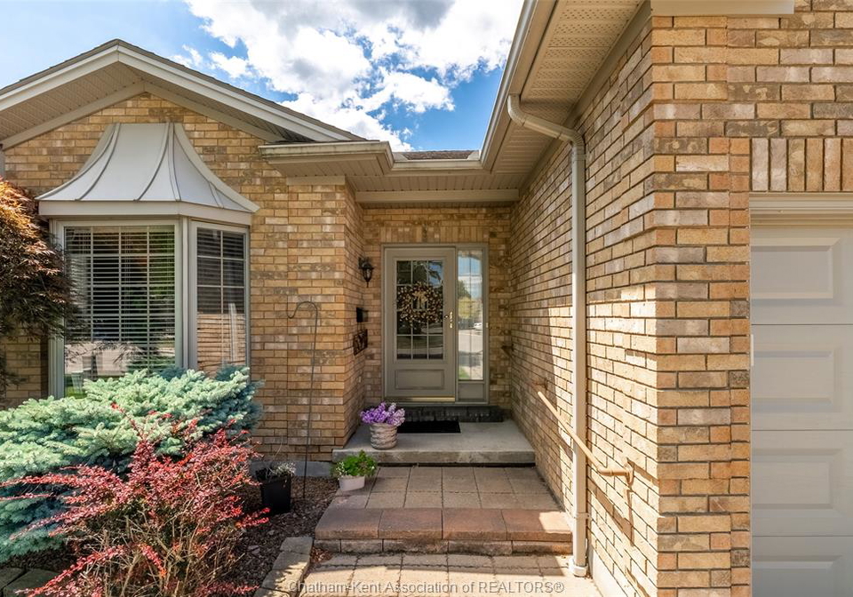 35-home-place-chatham-ontario-26018645