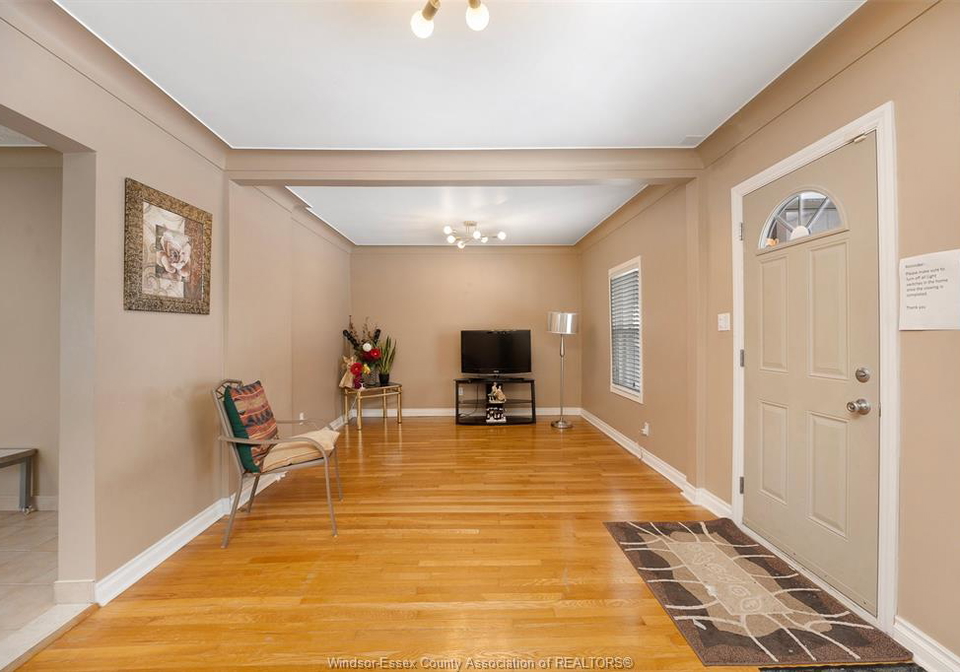 907-gladstone-avenue-windsor-ontario-26018665