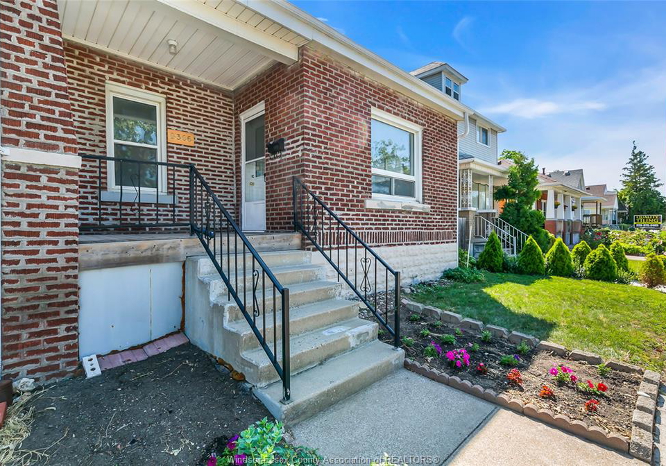 2366-howard-windsor-ontario-26018751