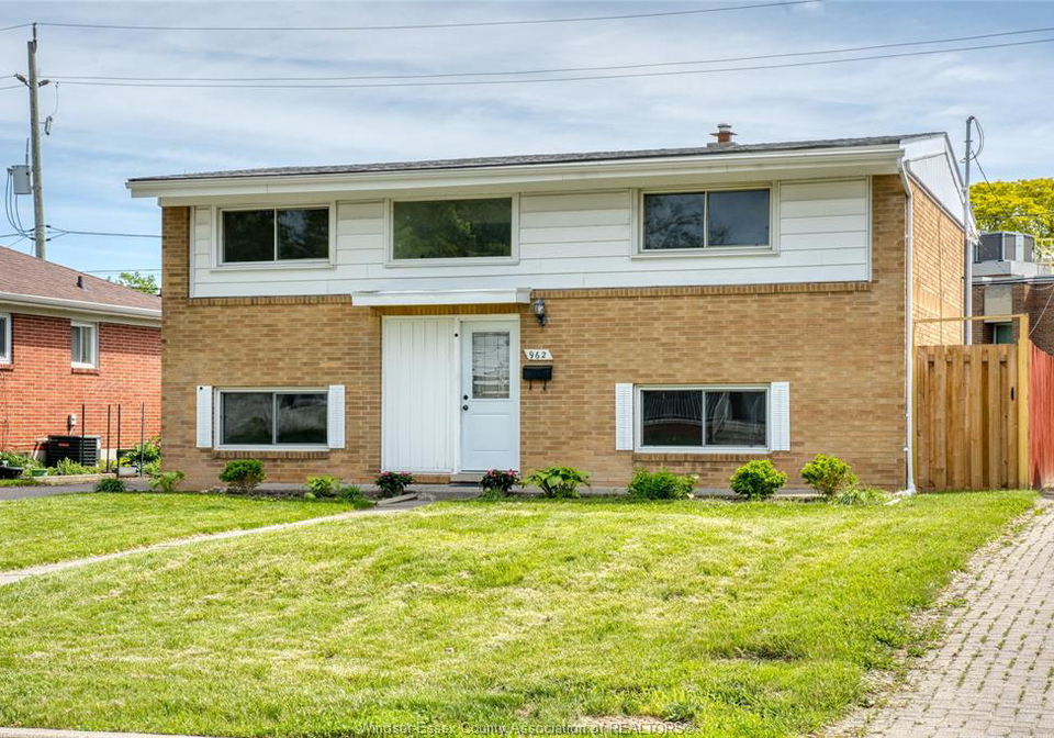 962-watson-windsor-ontario-26018790