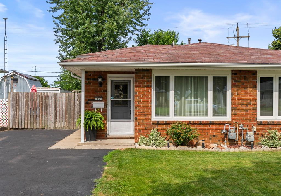 19-bruce-leamington-ontario-26018818