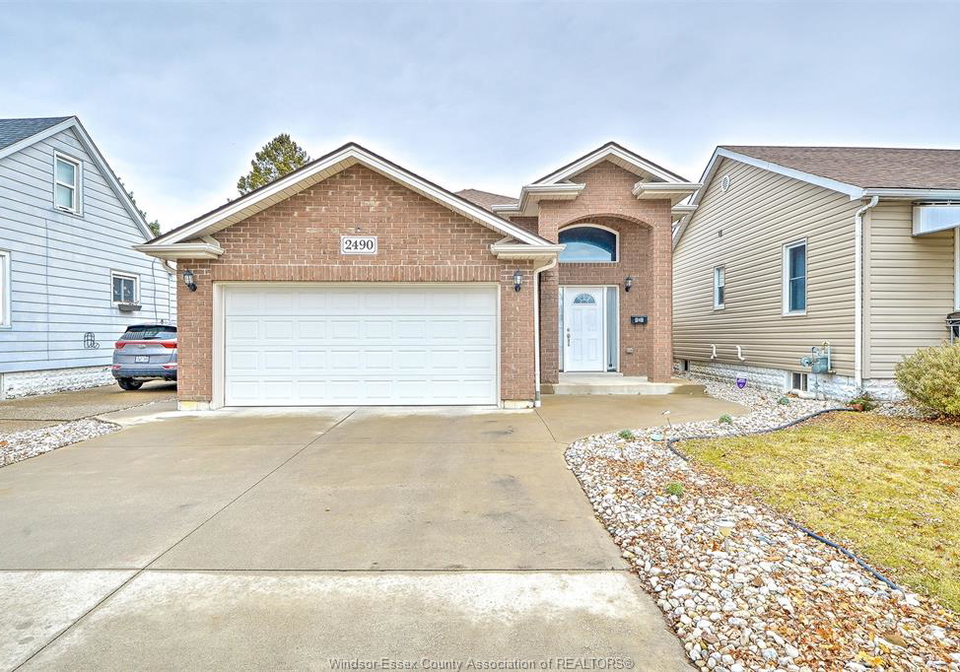 2490-bernard-windsor-ontario-26018846