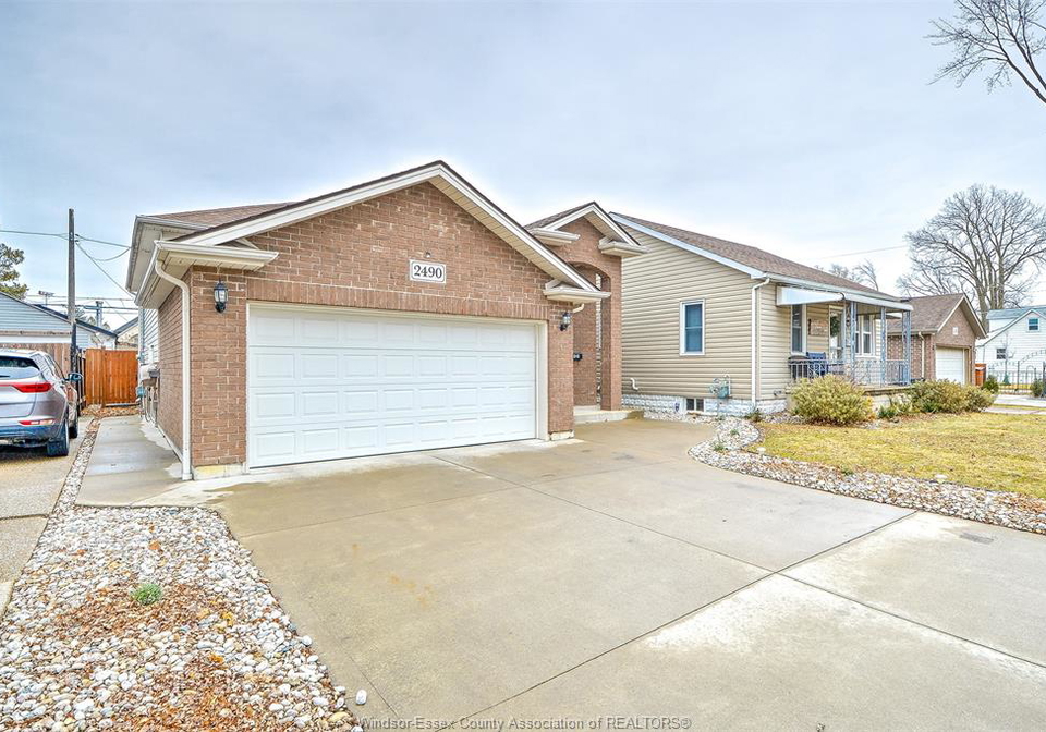 2490-bernard-windsor-ontario-26018846