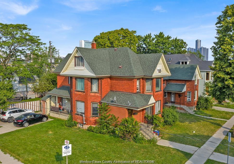 669-marentette-windsor-ontario-26018904