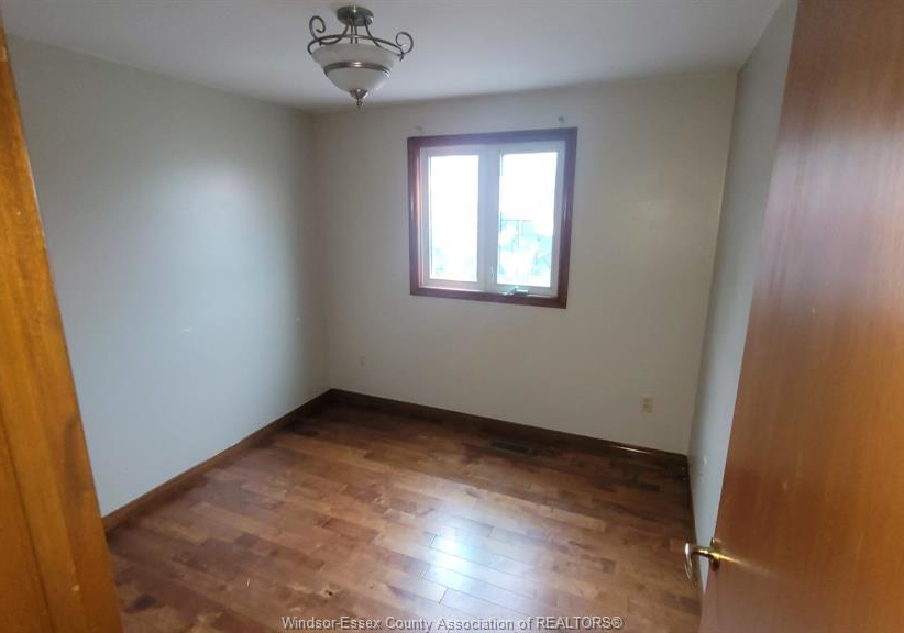 1058-riverdale-windsor-ontario-26018909