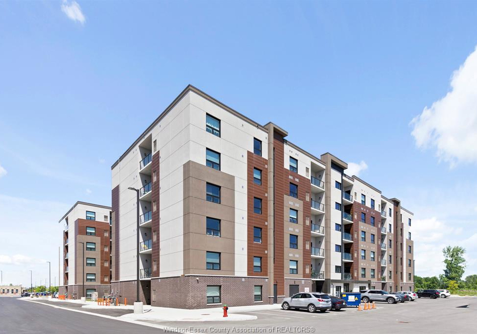 728-brownstone-lakeshore-ontario-26018937