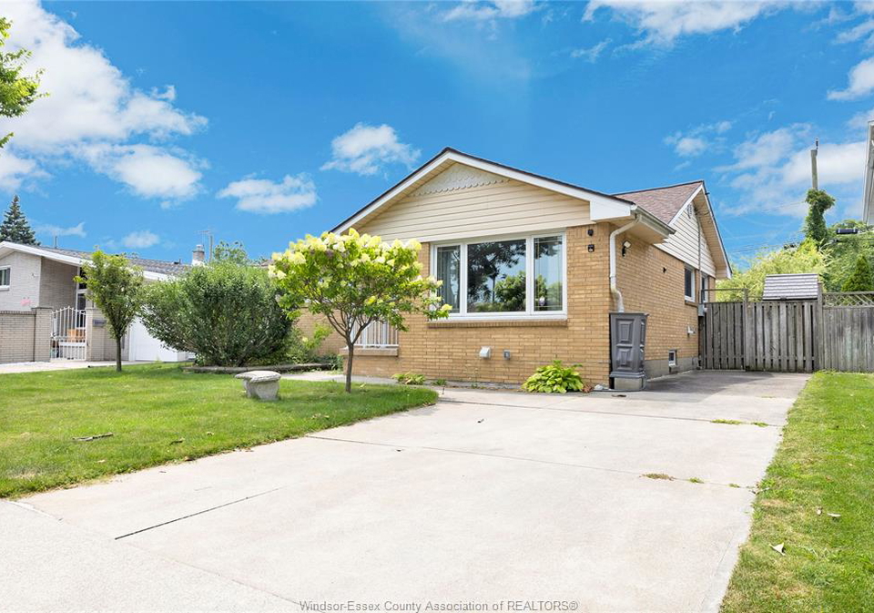 465-christopher-windsor-ontario-26018978