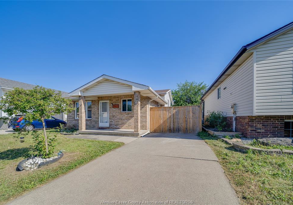 1465-foster-avenue-windsor-ontario-26018980