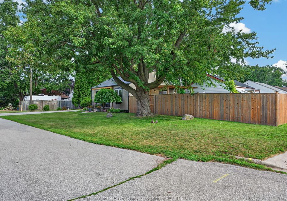 1170-strathmore-avenue-windsor-ontario-26019012