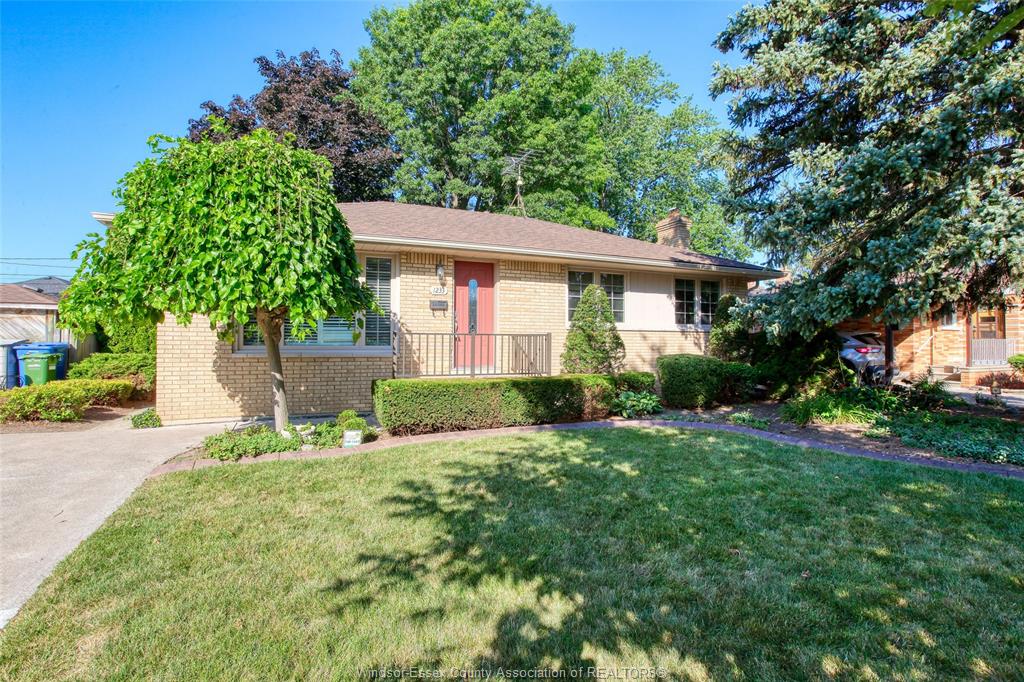 1233-matthew-brady-boulevard-windsor-ontario-26019036