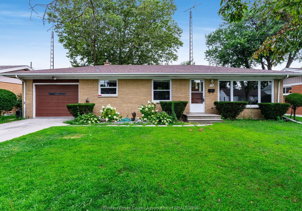 118-queens-leamington-ontario-26019054