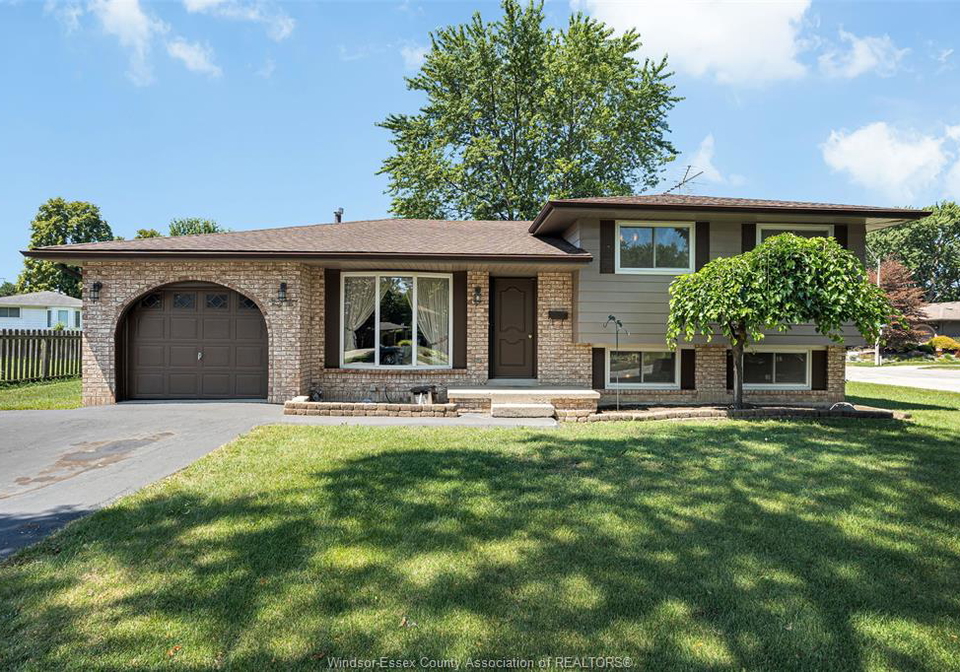 646-estate-park-tecumseh-ontario-26019069