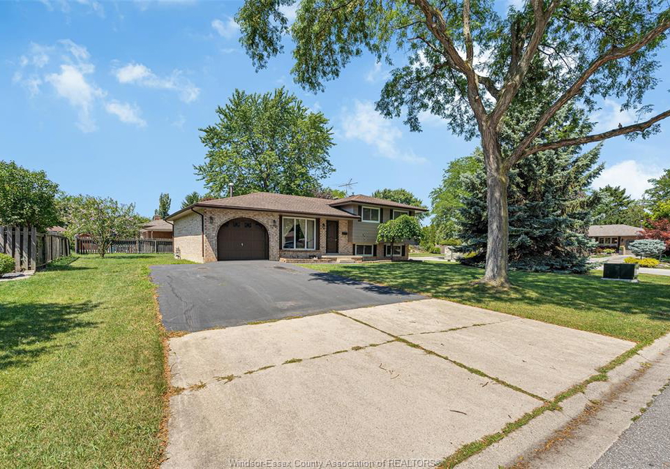 646-estate-park-tecumseh-ontario-26019069