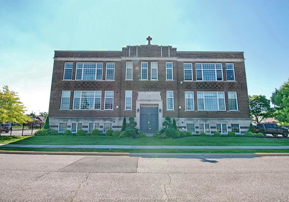 647-irvine-avenue-windsor-ontario-26019098