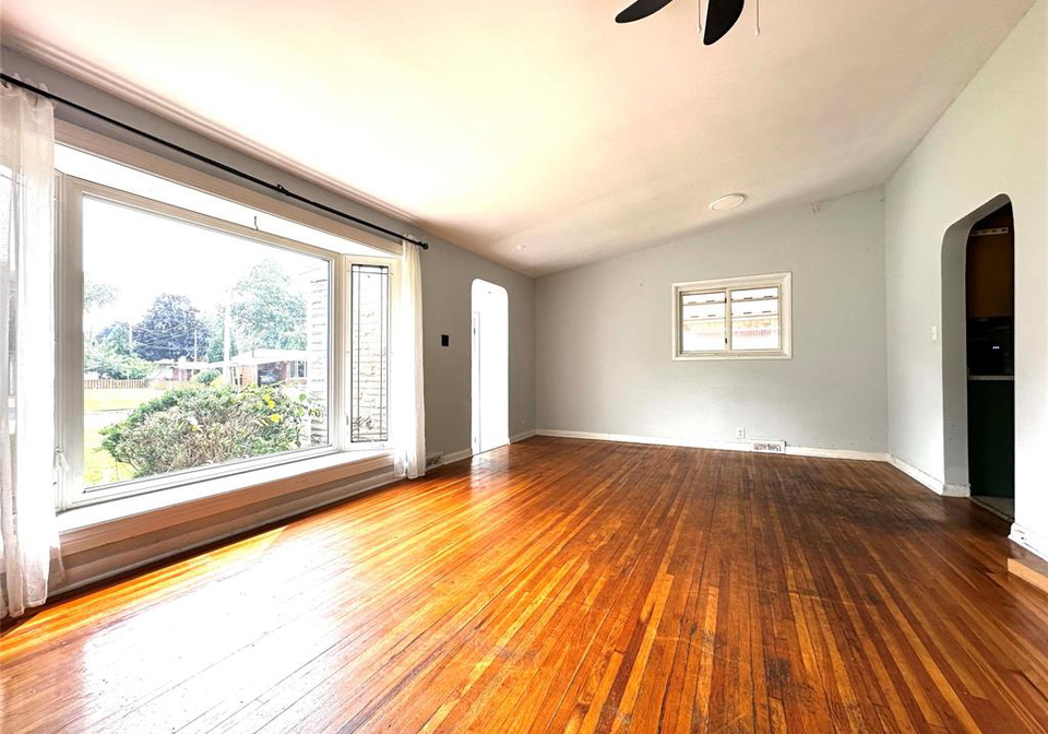 3615-longfellow-windsor-ontario-26019127