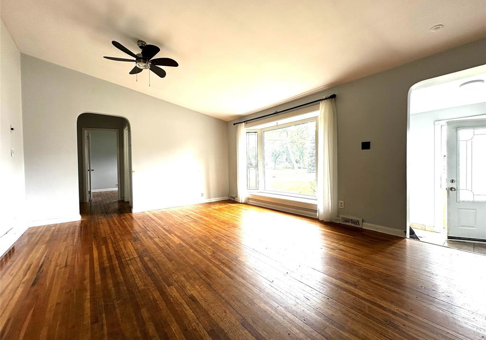 3615-longfellow-windsor-ontario-26019127