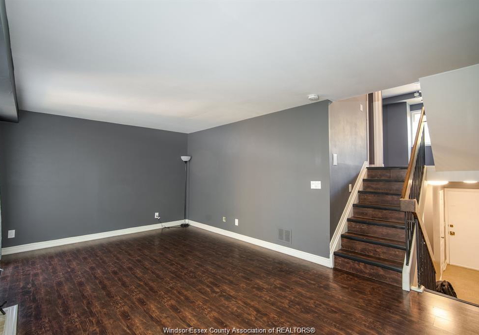 3925-riverside-drive-windsor-ontario-26019160