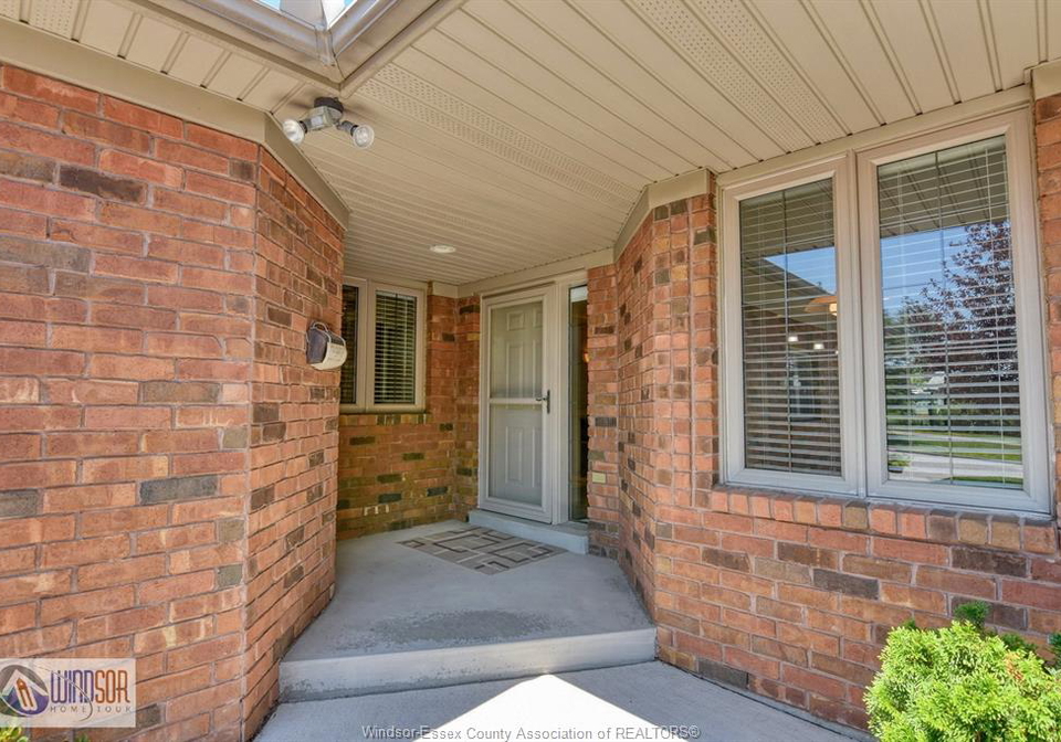 1664-naples-lasalle-ontario-26019163